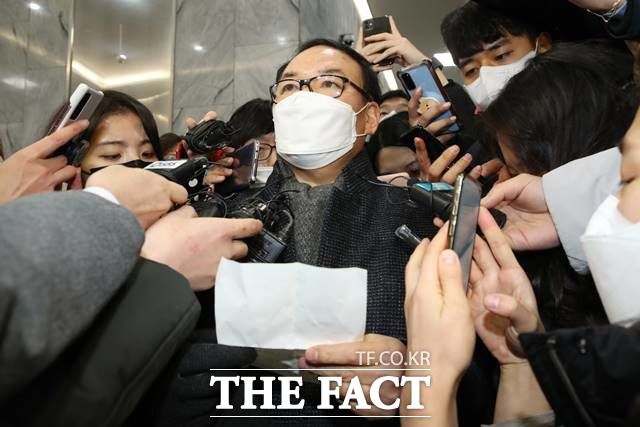 16일 새벽 윤석열 검찰총장 검사징계위원회 2차 심의를 마친 정한중 징계위원장 직무대리가 경기 과천 법무부 청사를 나서며 쪽지를 읽고 있다. /뉴시스