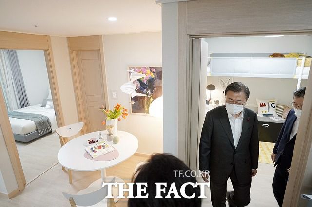 문재인 대통령은 지난 11일 경기도 화성시 LH 임대주택 100만 호 기념단지인 동탄 공공임대주택을 방문했다. /청와대 제공
