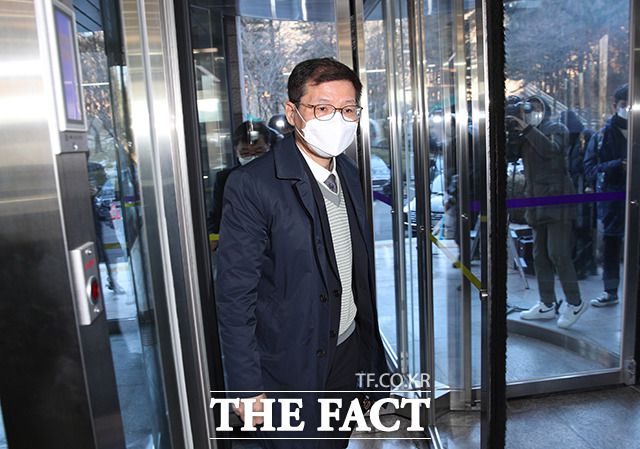 윤석열 검찰총장에 대한 징계위원회 2차 심의가 열리는 15일 오전 신성식 대검찰청 반부패강력부장이 경기도 과천시 정부과천청사 법무부로 들어서고 있다./배정한 기자