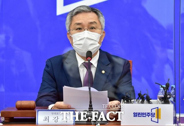 최강욱 열린민주당 대표는 16일 KBS 라디오에 출연해 윤 총장의 징계 처분과 관련해 "예측 중 가장 낮은 수위의 징계가 나온 것 같다"고 말했다. /이새롬 기자