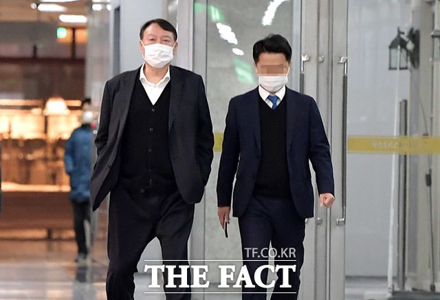 정직 2개월 징계안이 대통령의 재가로 효력을 발휘한 뒤 2시간 여 동안 저녁 회동을 마치고 착잡한 표정으로 식당을 나와 귀가하는 윤석열 총장(왼쪽)./이덕인 기자