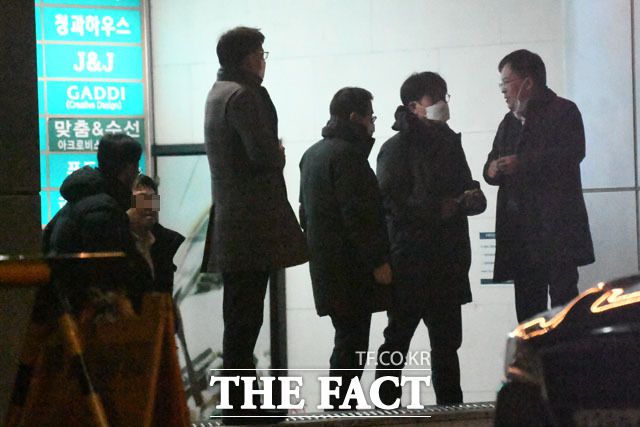 윤석열 검찰총장과 저녁 식사를 마친 조남관 차장검사(오른쪽)가 귀가에 앞서 관계자들과 이야기를 하고 있다./남윤호 기자