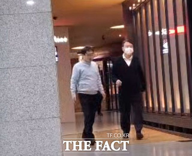 검찰관계자들과 저녁 식사 도중 잠시 자리에서 이동하고 있는 윤 총장(오른쪽)./이덕인 기자