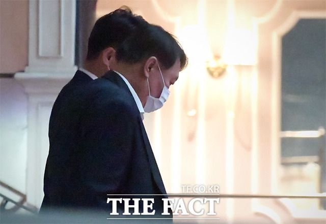 윤석열 검찰총장(앞)이 16일 저녁 문재인 대통령의 정직 2개월 재가 결정이 난 후 조남관 차장검사 등을 만나기 위해 약속 장소인 서초동의 한 식당으로 이동하고 있다. /이효균 기자