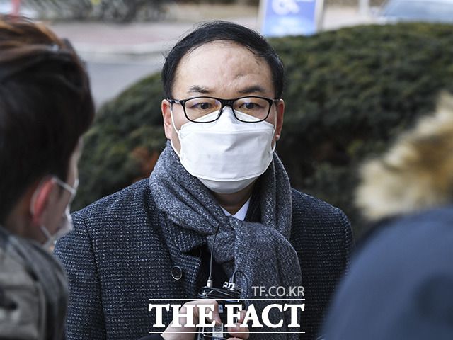 윤석열 검찰총장에 대한 징계위원회 2차 심의가 열리는 15일 오전 정한중 징계위원장 직무대리가 경기도 과천시 정부과천청사 법무부로 들어서며 취재진의 질문에 답변을 하고 있다. / 과천=배정한 기자