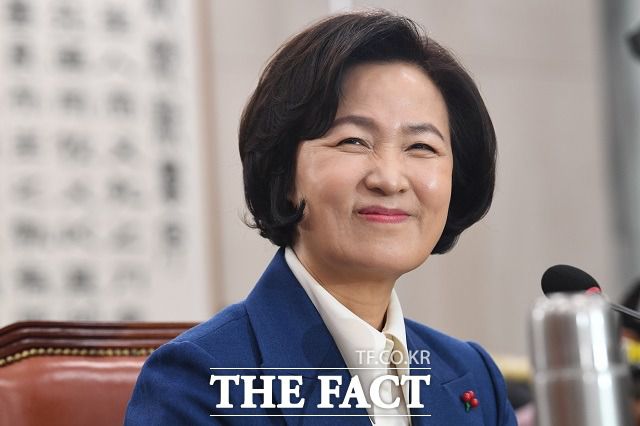 추미애 법무부 장관이 16일 문재인 대통령에게 사의를 표명했다. 문 대통령은 "거취 결단에 대해 높이 평가한다"면서 "앞으로 숙고해 수용 여부를 판단하겠다"고 했다. /남윤호 기자