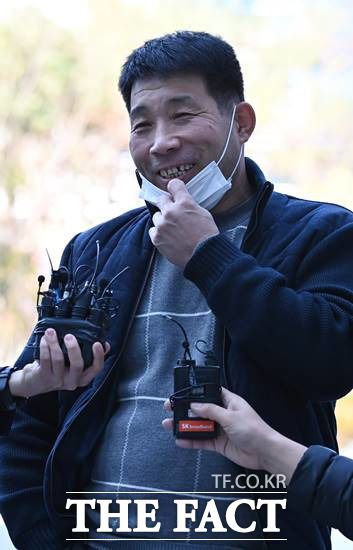 수원지법 형사12부(박정제 부장판사)는 17일 살인 등 혐의로 기소돼 무기징역을 선고받고 20년을 복역하다 출소한 윤성여씨가 청구한 재심 선고 공판에서 윤씨에게 무죄를 선고했다. /뉴시스