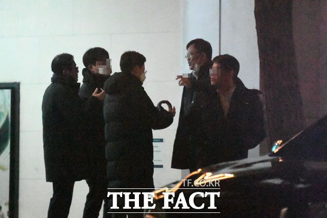 검찰 관계자들과 이야기를 나누고 있는 조남관 차장검사(오른쪽 두 번째). /남윤호 기자