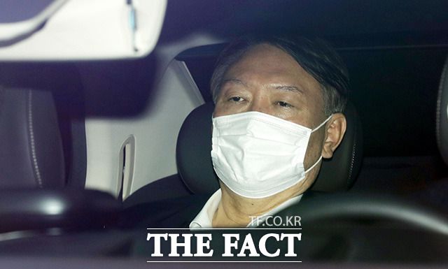 법무부 검사징계위원회가 윤석열 검찰총장에게 정직 2개월의 처분을 내린 가운데 윤 총장이 16일 오전 서울 서초구 대검찰청으로 출근하고 있다. /뉴시스