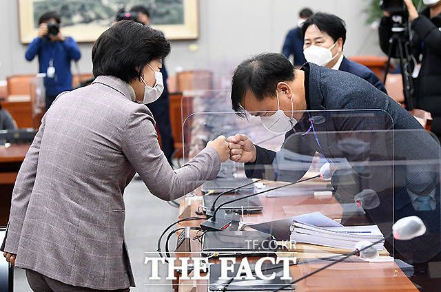 여당 측 위원들과도 주먹인사