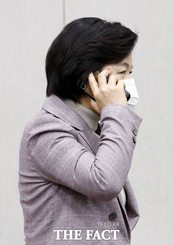 회의 시작 전 누군가와 통화하는 추 장관