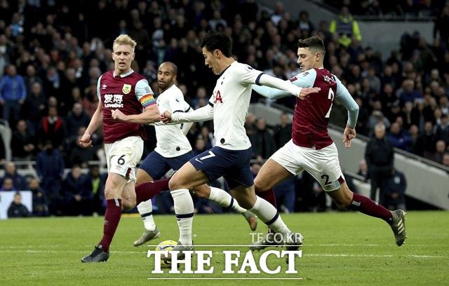 '푸스카스상' 수상자 손흥민이 지난해 12월 번리전에서 70m 원더골을 기록할 당시의 드리블 장면,/런던=AP.뉴시스