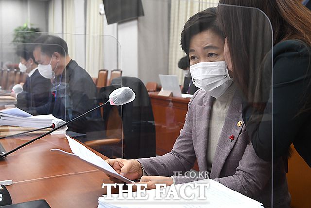 자료살피던 도중 보고 받는 추 장관