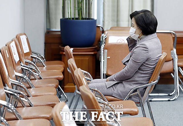 추미애 법무부 장관이 18일 서울 여의도 국회에서 열린 공수처장 후보자 추천위원회 5차 회의 시작 전 통화하고 있다. /국회=이새롬 기자