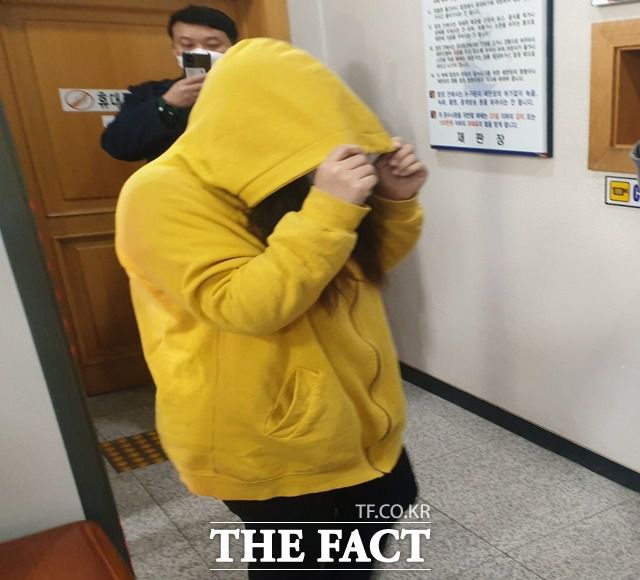 18일 창원지법 밀양지원 107호 법정에서 열린 '창녕 여아 아동학대 사건' 1심 선고 재판을 위해 피해자의 친모가 법정에 들어서고 있다. 친모는 기자의 질문에도 묵묵부답하며 빠른 걸음으로 법정에 들어갔다./밀양=강보금 기자