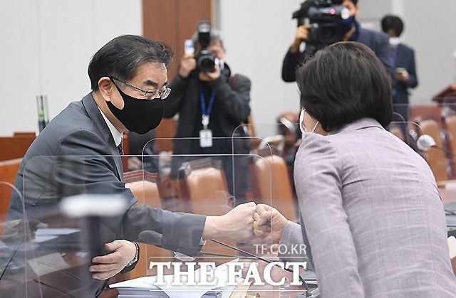 야당 측 이헌 변호사(왼쪽)와 악수하는 추 장관