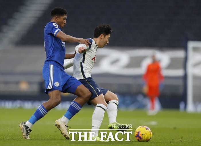 토트넘 손흥민(오른쪽)이 20일 레스터 시티와 2020~2021 EPL 14라운드에서 상대 수비수의 집중 견제를 받고 있다./런던=AP.뉴시스