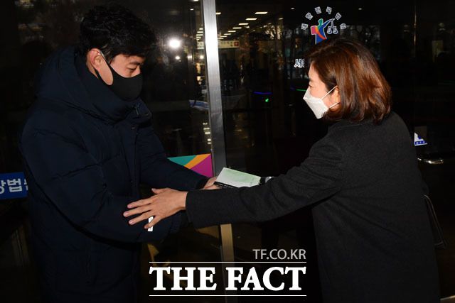 특수공무집행 방해 등 혐의로 기소된 나경원 전 자유한국당 의원(오른쪽)이 21일 오전 서울 양천구 서울남부지방법원에서 열린 '국회 패스트트랙 충돌 사건' 재판에 출석하며 지지자들과 인사를 나누고 있다. /남윤호 기자