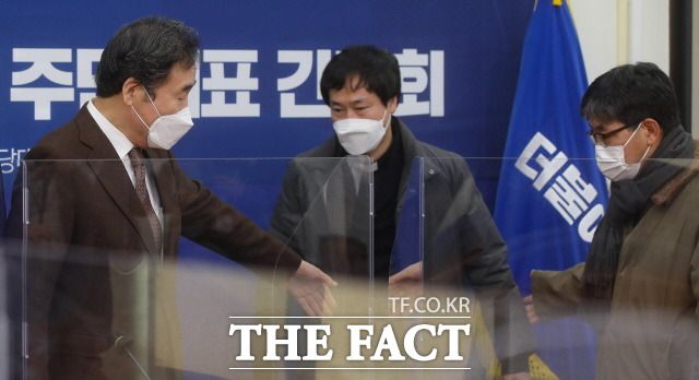 21일 남북관계발전법 관련 접경지역 주민대표 간담회에서 민족화해위원회 총무 강주석 신부, 박흥렬 강화시민회의 공동대표와 인사하는 이 대표. /국회사진기자단