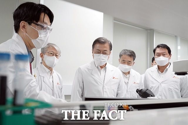 문 대통령이 지난 10월 15일 오후 코로나19 백신 개발 기업 현장 방문 일환으로 경기 성남 소재의 SK바이오사이언스를 방문, 연구실에서 이건세 SK바이오사이언스 연구팀장으로부터 세포배양에 대한 설명을 듣는 모습. /청와대 제공