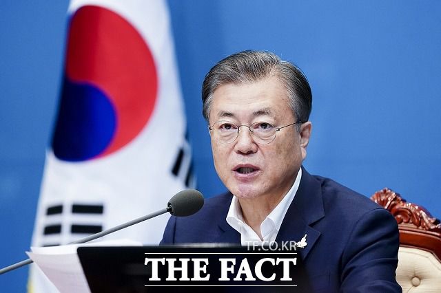 청와대는 22일 야당이 코로나19 백신과 치료제 확보가 늦다면서 문재인 대통령을 향해 공세를 벌이는 것과 관련해 "'백신의 정치화'를 중단해주실 것을 간곡히 호소한다"고 했다. /청와대 제공