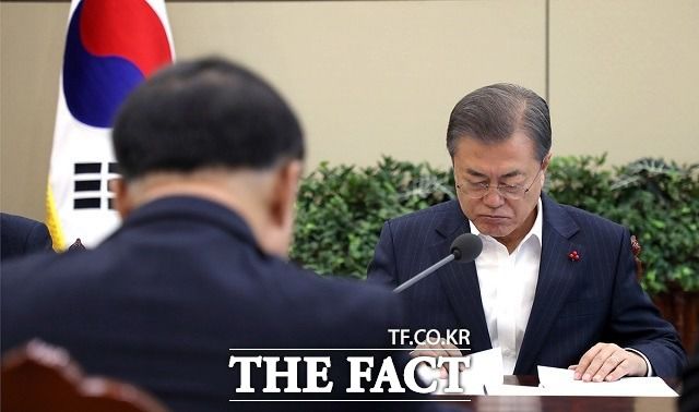 문 대통령은 지난 8일 청와대에서 홍남기 경제부총리로부터 비공개 업무보고를 받고 코로나 백신과 치료제 확보 및 접종과 관련해 재정당국의 적극적인 지원을 당부했다. /청와대 제공