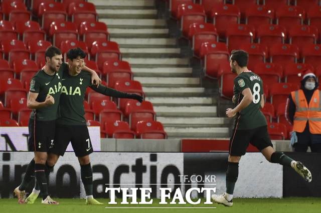 토트넘 손흥민(왼쪽 두 번째)이 24일 스토크시티와 카라바오컵 8강전 후반 중거리슛을 성공시킨 벤 데이비스(맨왼쪽)를 축하하고 있다./스토크시티(영국)=AP.뉴시스