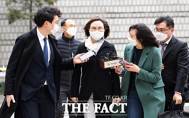 23일 법원이 정경심(사진) 동양대 교수에 대해 징역 4년을 선고하고 법정에서 구속했다. /이새롬 기자