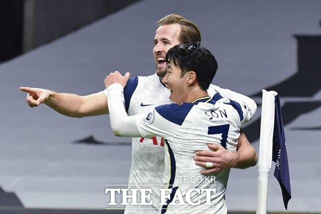 토트넘 '슈퍼 콤비' 손흥민(앞)과 해리 케인은 올 시즌 12골을 합작해 단일 시즌 최다 기록에 1골을 남기고 있다. 24일 스토크시티전에서 타이기록을 세울 뻔 했으나 부심의 오심으로 무산됐다./런던=AP.뉴시스