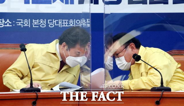 민주당은 여론 상황을 주시하면서도 사회적 쟁점이 있는 법안 등 발의에 대해 당과 상의해야 한다는 입장을 내놨다. 지난 15일 열린 K-방역 긴급점검 화상회의에서 논의하는 이낙연 대표와 김태년 원내대표. /국회사진취재단