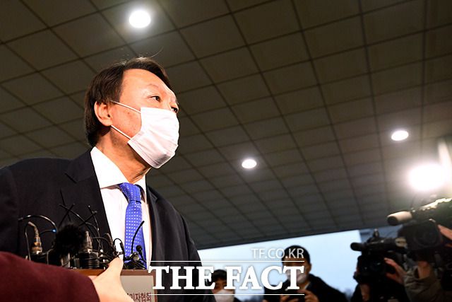 추미애 법무부 장관의 직무 배제 결정으로 출근하지 못했던 윤석열 검찰총장이 1일 오후 서울 서초구 서초동 대검찰청으로 출근하고 있다./남용희 기자