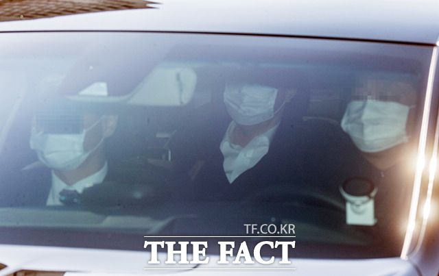 25일 행정법원의 검찰총장 징계처분 효력 집행정지 신청 인용에 따라 업무에 복귀한 윤석열 검찰총장(가운데)이 대검찰청으로 출근하는 모습. /이동률 기자