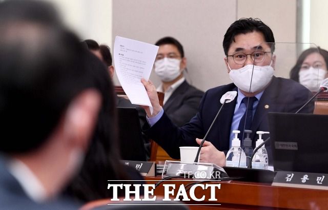 김종민 민주당은 지난해 조국 전 법무부 장관과 정 교수의 혐의를 무죄라는 주장을 펼쳤지만, 정 교수는 1심 재판에서 법정구속됐다. 이와 관련 김 의원은 "재판 진행과정 전체에서 검찰에 대한 사법통제임무가 제대로 이뤄지지 않았다"라고 주장했다. 지난 10월 22일 대검찰청에 대한 국정감사 당시 김 의원. /이새롬 기자