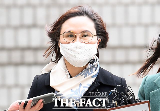 김종민 더불어민주당 의원이 자녀 입시비리와 사모펀드 투자 의혹 등 혐의로 재판에 넘겨진 1심에서 법정구속 된 정경심(사진) 동양대 교수로 인해 사퇴론이 불거졌다. 23일 정 교수가 1심 재판을 위해 법원으로 걸어가던 당시. /이새롬 기자