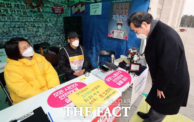 지난 23일 이낙연 더불어민주당 대표(오른쪽)가 국회 앞 농성장을 방문해 중대재해기업처벌법 제정을 촉구하며 단식농성을 벌이는 고 이한빛 PD 아버지 이용관 씨와 대화를 나눈 후 고개숙여 인사를 하는 모습. 왼쪽은 장혜영 정의당 의원. /남윤호 기자