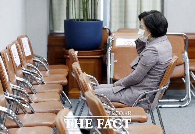 지난 18일 국회에서 열린 공수처장 후보자 추천위원회 5차 회의 시작 전 통화하는 추 장관. /이새롬 기자