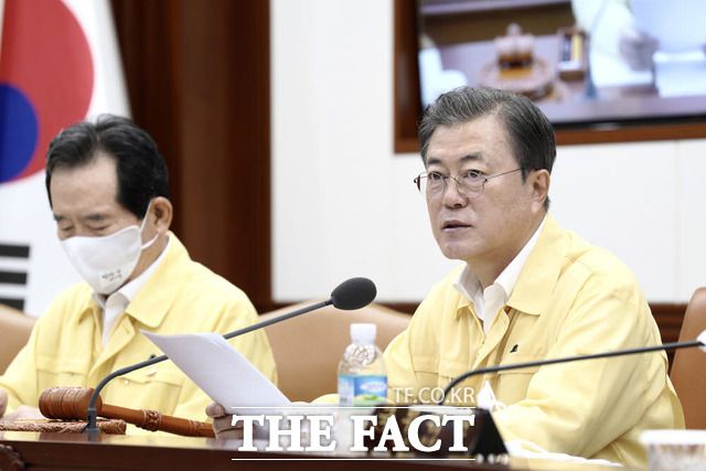 청와대는 이번 주에만 세 차례 백신 관련해 자료를 내고 대응에 나서며 "백신의 정치화를 중단해 주시길 간곡히 호소한다"고 강조했다. 지난 13일 코로나19 중대본 긴급회의에 참석해 발언하는 문재인 대통령. /청와대 제공