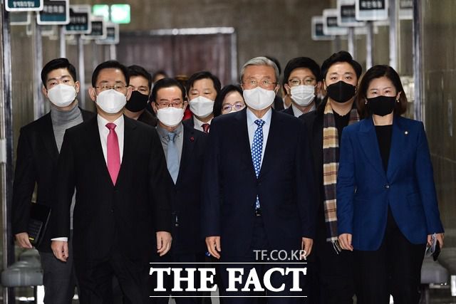 국민의힘이 24일 공천관리위원회까지 띄우면서 본격적인 4·7 서울시장 보궐선거 준비에 착수했다. 하지만 안철수 국민의당 대표와 금태섭 전 더불어민주당 의원의 등판에 후보단일화를 놓고 고심이 깊어지고 있다. 국민의힘 지도부가 이날 국회에서 열린 당 비상대책위원회의에 참석하는 모습. /국회사진취재단