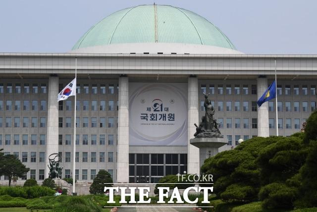 최근 지자체장의 기관 부정 채용 의혹이 제기된 가운데 국회의원의 특권 중 하나로 꼽히는 '보좌직원 채용'에도 문제가 있다는 지적이 나왔다. /배정한 기자