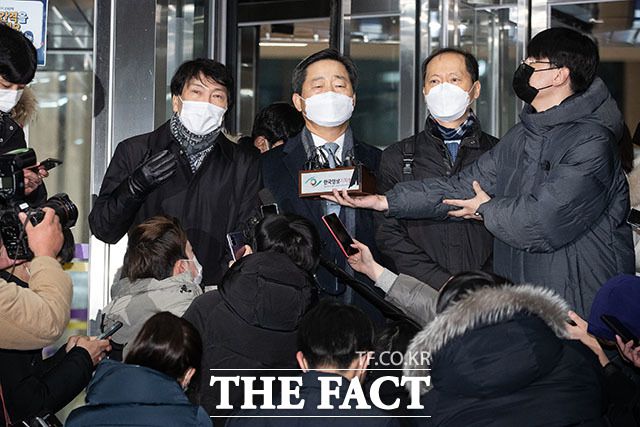 윤석열 검찰총장 측 특별변호인 손경식(왼쪽부터), 이석웅, 이완규 변호사가 지난 15일 정부과천청사 법무부에서 열린 윤 총장에 대한 검사징계위원회 2차 심의를 마친 후 취재진 질문에 답하고 있다. /뉴시스