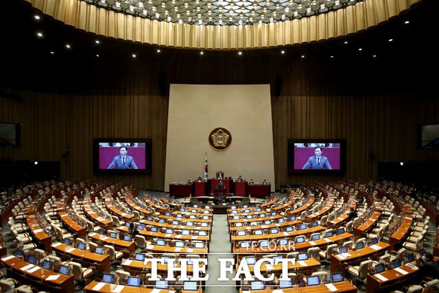 전문가는 "인사권을 가진 의원에게 비판할 수 없다"면서도 "일을 하지 않고 세비를 받는 건 문제가 된다"고 했다. 지난 14일 열린 국회 본회의. /남윤호 기자