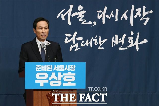 우상호 더불어민주당 의원이 29일 열린민주당과의 '당 대 당 통합'을 제안했다. 지난 12월 13일 국회에서 서울시장 보궐선거 출마 선언 기자회견을 하는 우 의원. /국회사진취재단