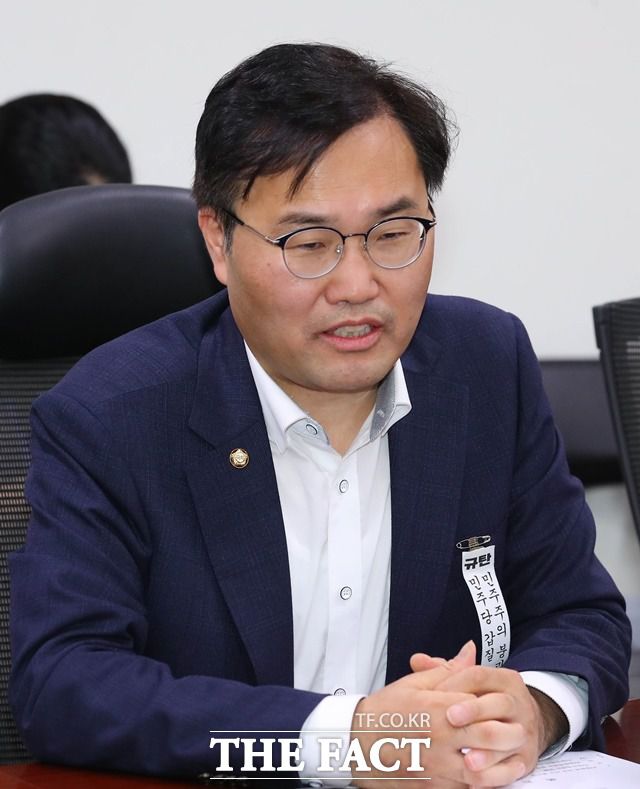 홍석준 국민의힘 의원(사진)은 예비후보자 시절 자원봉사자를 시켜 1000여 통의 홍보 전화를 한 혐의 등으로 기소돼 21대 의원 중 가장 먼저 당선무효형에 해당하는 벌금 700만 원을 선고받고 의원직 상실 위기에 몰렸다. /뉴시스