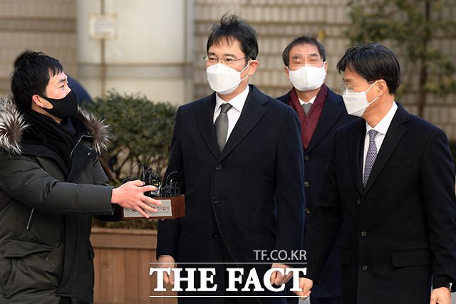 이재용 삼성전자 부회장이 30일 오후 서울 서초구 서울고등법원에서 진행되는 국정농단 파기환송심 결심공판에 출석하기 위해 법정으로 이동하고 있다. /남용희 기자