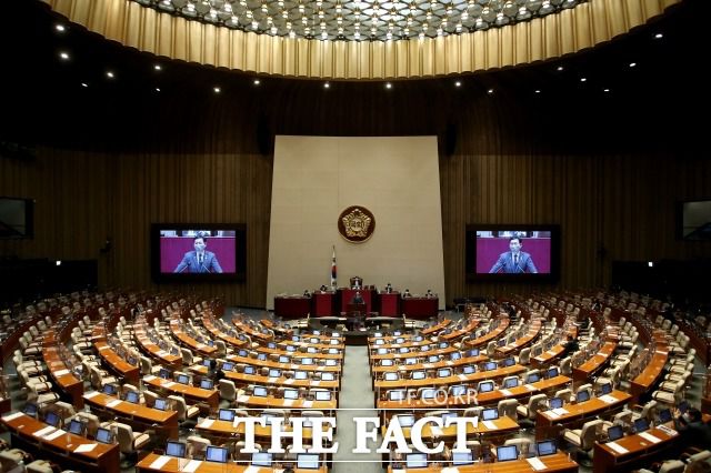 21대 국회의원 수십 명이 공직선거법 위반, 각종 의혹으로 재판을 받으면서 혹독한 연말을 보내고 있다. 지난 14일 국회 본회의장 모습. /남윤호 기자