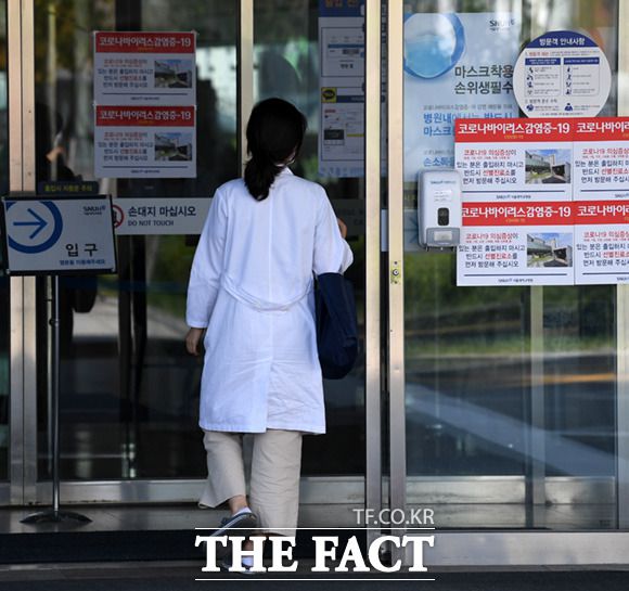 정부가 의료공백을 줄이기 위해 올해 의사 국가고시를 거부한 의대생들에게 추가 시험 기회를 준다. 8일 오후 서울 종로구 연건동 서울대학교병원에서 현장에 복귀한 의료진들이 병원으로 들어서고 있다. /임세준 기자