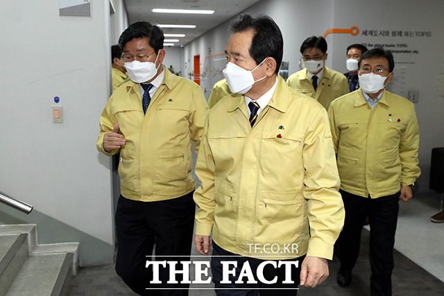 정세균 국무총리(가운데)가 30일 오전 서울 중구 서울시청에서 열린 신종 코로나바이러스 감염증(코로나19) 대응 중앙재난안전대책본부 회의에 전해철 행정안전부장관(왼쪽), 권덕철 보건복지부장관과 함께 참석하고 있다./더팩트DB