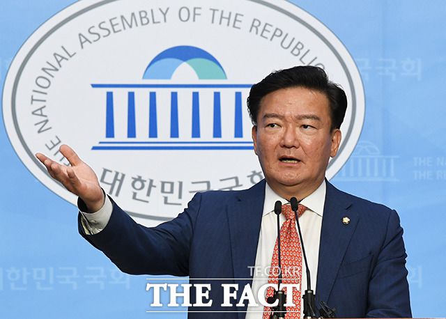 민 전 의원과 하 의원의 설전은 거친 감정 싸움으로 번지기도 했다. 민 전 의원은 하 의원 페이스북 게시물에 댓글을 다는 등 비난적 행위를 보이기도 했다. 지난 5월 민 전 의원이 총선 부정선거 의혹을 또다시 강조하고 있다. /배정한 기자