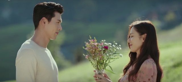 손예진은 현빈과의 열애 인정후 SNS 글 첫 문장에 새해 인사와 함께 '일이 아닌 제 개인적인 이야기로 여러분 앞에 서려니 왜 이토록 부끄러운 걸까요. 흐음…음…으음…네, 그렇게 됐습니다..^.^'라고 썼다. /tvN '사랑의 불시착'