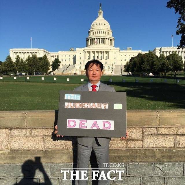 민 전 의원은 당협위원장에서 물러난 뒤에도 부정선거 관련 활동을 이어갈 것이란 입장을 내놨다. 야당 관계자는 "이제 다들 그런 이야기를 꺼내기도 꺼려 한다"며 부정적인 여론을 전했다. /민 전 의원 페이스북 갈무리